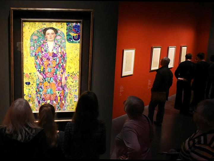 Besucher betrachten im Kunstmuseum Moritzburg Werke des Malers Gustav Klimt.