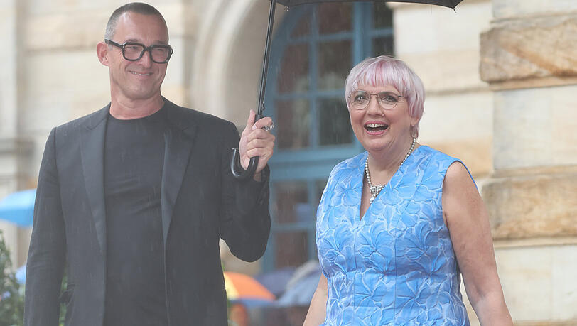 Der Dichter Albert Ostermaier hält den Schirm von Kulturstaatsministerin Claudia Roth (Grüne) Der Dichter Albert Ostermaier hält den Schirm von Kulturstaatsministerin Claudia Roth (Grüne)