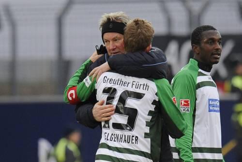 &bdquo;Man kann natürlich nicht immer so hoch gewinnen&ldquo;: Benno Möhlmann herzt Daniel Felgenhauer nach dem 6:1 gegen Ingolstadt.