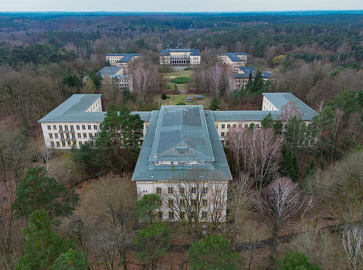 Das nördlich von Berlin gelegene Areal am Bogensee umfasst mit der ehemaligen FDJ-Hochschule Wilhelm Pieck und der Villa von NS-Propagandaminister Goebbels. Die zuletzt wieder sehr intensiv geführte Diskussion zu einem Nachnutzungskonzept Bogensee ist bislang noch ohne Ergebnis und findet nach wie vor wenig Unterstützung durch die Berliner Landesregierung als Eigentümerin des Areals.