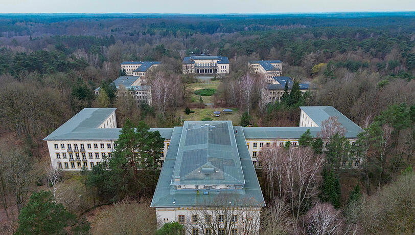 Das nördlich von Berlin gelegene Areal am Bogensee umfasst mit der ehemaligen FDJ-Hochschule Wilhelm Pieck und der Villa von NS-Propagandaminister Goebbels. Die zuletzt wieder sehr intensiv geführte Diskussion zu einem Nachnutzungskonzept Bogensee ist bislang noch ohne Ergebnis und findet nach wie vor wenig Unterstützung durch die Berliner Landesregierung als Eigentümerin des Areals.