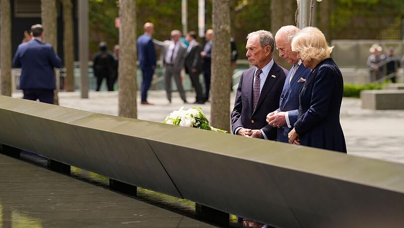 K&ouml;nig Charles III. (M) und K&ouml;nigin Camilla gedenken der Opfer von 9/11.