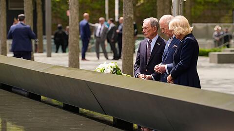 K&ouml;nig Charles III. (M) und K&ouml;nigin Camilla gedenken der Opfer von 9/11.