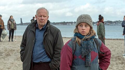 "Tatort: Borowski und das ewige Meer": Borowski (Axel Milberg, l.) versucht, durch die Klimaaktivistin Leonie (Johanna G&ouml;tting) den Geschehnissen auf die Spur zu kommen.