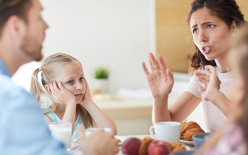 Besprechen Sie Probleme mit Ihrem Partner unter vier Augen. Besonders vor den eigenen Kindern sollten Sie keine großen Diskussionen führen. Die spätere Konfliktbewältigung der Kinder kann stark in Mitleidenschaft gezogen werden. Außerdem suchen die meisten Kinder die Schuld bei sich selbst, wenn Mama und Papa streiten. Besprechen Sie Probleme mit Ihrem Partner unter vier Augen. Besonders vor den eigenen Kindern sollten Sie keine großen Diskussionen führen. Die spätere Konfliktbewältigung der Kinder kann stark in Mitleidenschaft gezogen werden. Außerdem suchen die meisten Kinder die Schuld bei sich selbst, wenn Mama und Papa streiten.