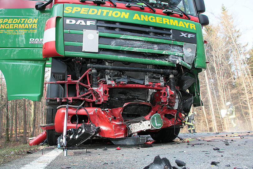 Schwerer Unfall auf der B12: Der Fahrer des Nissan kam dabei ums Leben.