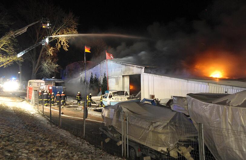 Die Feuerwehr kennt die Ursache des Brands noch nicht.