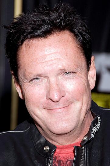 ... und so kennt man ihn normalweise. Der 54-Jährige (&bdquo;Kill Bill&ldquo;) soll zum Zeitpunkt seiner Festnahme stark betrunken gewesen sein. &bdquo;TMZ&ldquo; zitierte Madsens Anwalt, wonach der Schauspieler seinen im Teenageralter befindlichen Sohn mit Drogen erwischt habe. Daraufhin seien die beiden in Streit geraten - der Apfel fällt nicht weit vom Stamm...