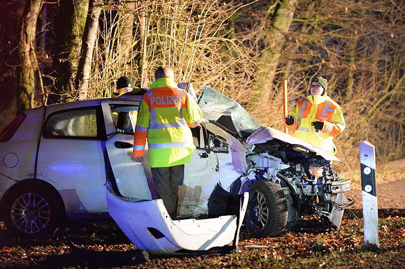 Unfall in der Gemeinde Egerer: Der Fahrer wurde bei dem Crash schwer verletzt. Die Bilder vom Unfallort.
