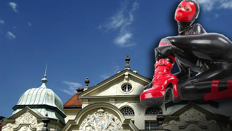 400 Frauen und Männer sollen ins Kurhaus zur Sex-Party gekommen sein. Manche von ihnen im Latexoutfit. 400 Frauen und Männer sollen ins Kurhaus zur Sex-Party gekommen sein. Manche von ihnen im Latexoutfit.