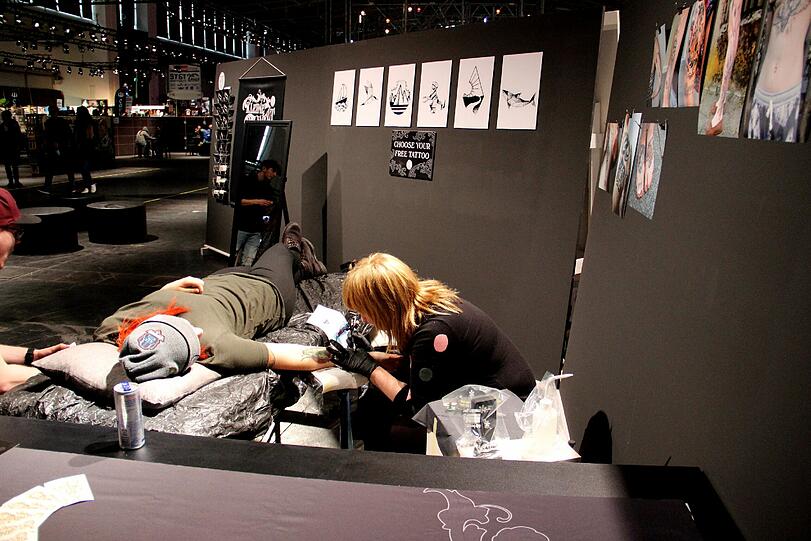 Kein Scherz: Wer Lust hat, sich spontan ein Tattoo stechen zu lassen, kann dies auf der diesjährigen ISPO tun.