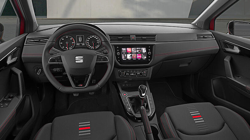 Aufgeräumt und appetitlich: das Interieur des Arona mit unten abgeflachtem Lenkrad und bis zu acht Zoll großem Touchscreen.