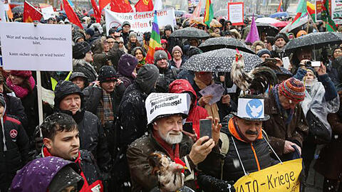 Rund 2.000 Menschen demonstrieren am Samstag in München.