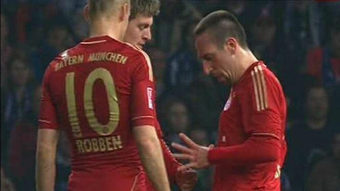 Toni Kroos nimmt Stein, Franck Ribéry Papier - und gewinnt.