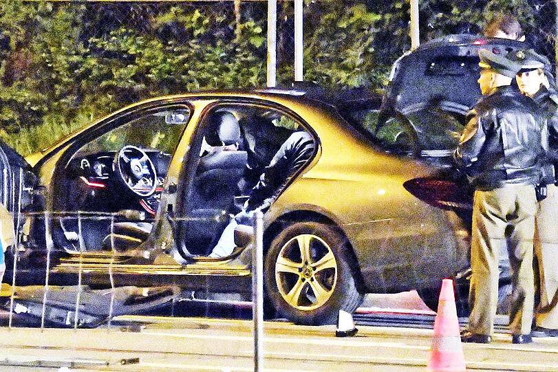 Wegen Übermüdung krachte der Fahrer eines BMW M2 in einen von der Polizei angehaltenen Mercedes und verletzte dabei zwei Beamte schwer.