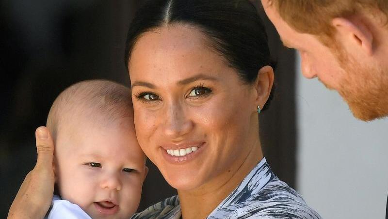 Wie mag der kleine Archie heute aussehen? Der Sohn von Prinz Harry und Herzogin Meghan feiert seinen ersten Geburtstag. Wie mag der kleine Archie heute aussehen? Der Sohn von Prinz Harry und Herzogin Meghan feiert seinen ersten Geburtstag.