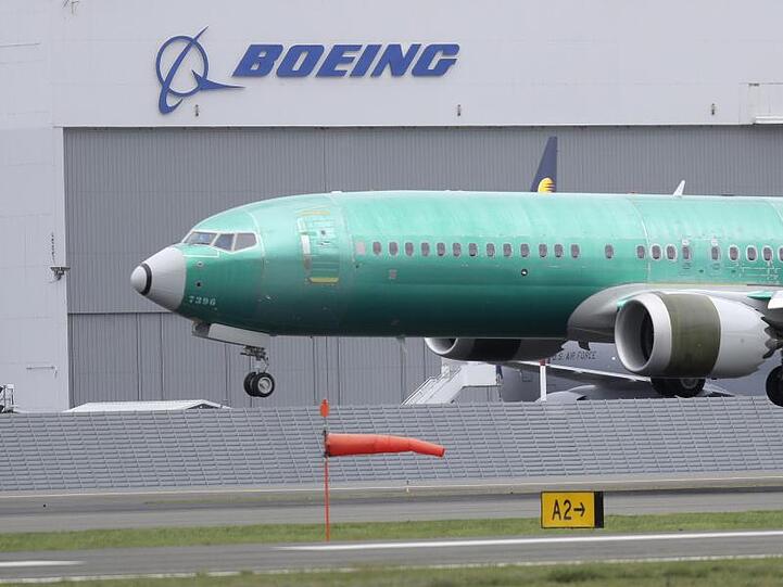 Eine Boeing 737 MAX 8 landet auf dem Boeing Field in Seattle. Nach zwei Abstürzen baugleicher Flugzeuge waren weltweit Flugverbote für Boeings 737-Max-Serie verhängt worden.