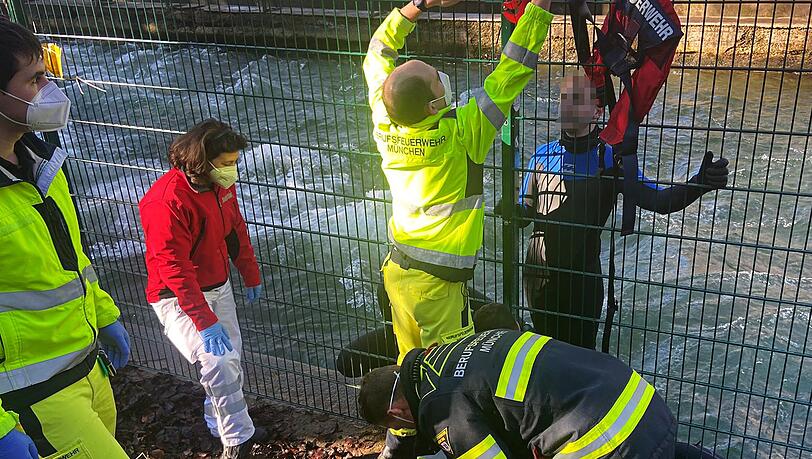 Einsatzkräfte erreichten den verletzten Surfer, nachdem ein Zaun-Element entfernt worden war.