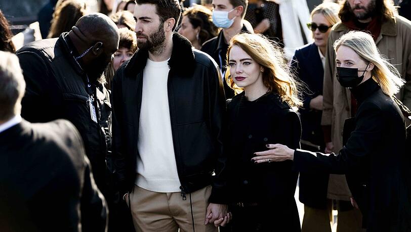Hand in Hand bei der Pariser Fashion Week: Emma Stone und Ehemann Dave McCary.