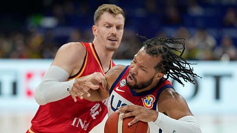 Andreas Obst (l) verteidigt den US-Amerikaner Jalen Brunson.