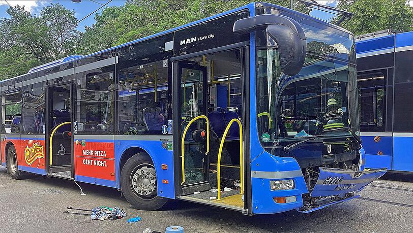 Schwerer Unfall in München Neuhausen zwischen Bus und Tram Schwerer Unfall in München Neuhausen zwischen Bus und Tram