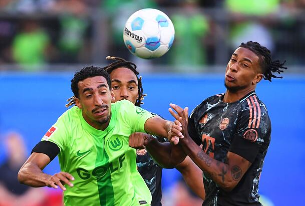 Der einzige Neuzugang in der Bayern-Startelf: Der Franzose Michael Olise (r).