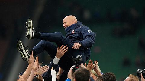 Norwegens Nationalmannschaft feiert Trainer Stale Solbakken nach dem 4:1 in Italien.