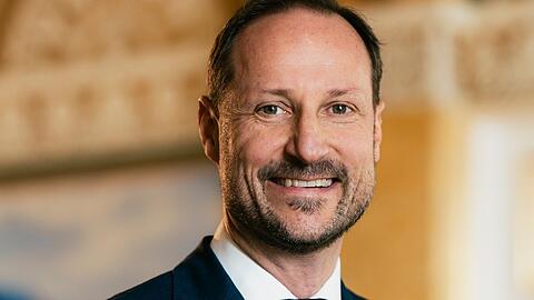 Auf der Geburtstagsaufnahme pr&auml;sentiert sich Kronprinz Haakon l&auml;chelnd und im Anzug.