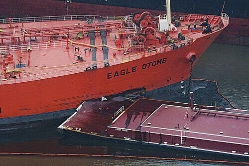 Die &bdquo;Eagle Atome&ldquo; gehört dem Unternehmen AET Tankers mit Sitz in Malaysia und einer Vertretung in Houston. Der Schlepper, mit dem der 240 Meter lange Tanker kollidierte, zog zum Zeitpunkt des Unglücks zwei Lastkähne. Verletzt wurde niemand, der Hafen wurde geschlossen.