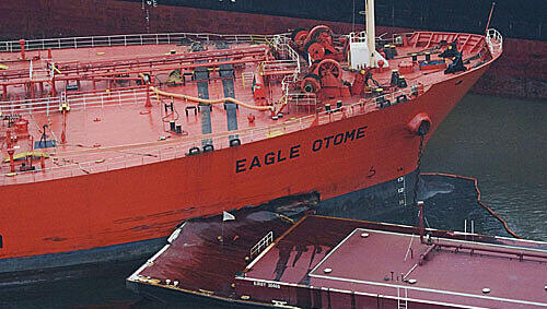 Die „Eagle Atome“ gehört dem Unternehmen AET Tankers mit Sitz in Malaysia und einer Vertretung in Houston. Der Schlepper, mit dem der 240 Meter lange Tanker kollidierte, zog zum Zeitpunkt des Unglücks zwei Lastkähne. Verletzt wurde niemand, der Hafen wurde geschlossen. Die „Eagle Atome“ gehört dem Unternehmen AET Tankers mit Sitz in Malaysia und einer Vertretung in Houston. Der Schlepper, mit dem der 240 Meter lange Tanker kollidierte, zog zum Zeitpunkt des Unglücks zwei Lastkähne. Verletzt wurde niemand, der Hafen wurde geschlossen.