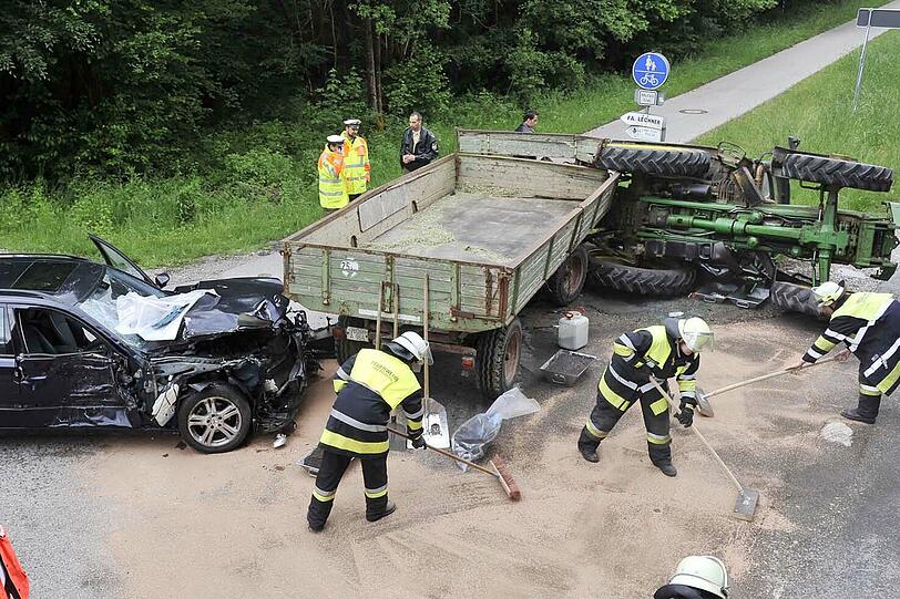 Das hat gesessen: Der Mercedes hat durch seinen Aufprall auf den Hänger den Traktor umgeworfen.