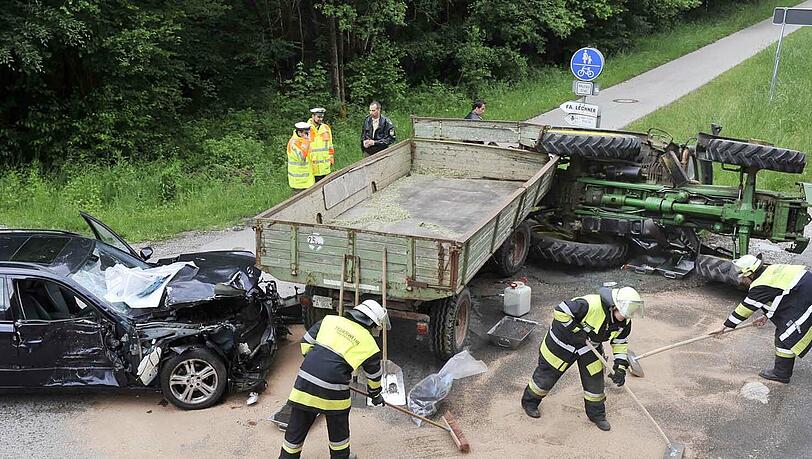 Das hat gesessen: Der Mercedes hat durch seinen Aufprall auf den Hänger den Traktor umgeworfen. Das hat gesessen: Der Mercedes hat durch seinen Aufprall auf den Hänger den Traktor umgeworfen.
