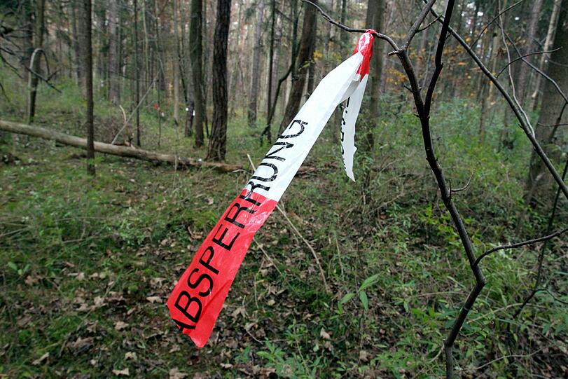 Mehr als 200 Menschen nahmen an der Gedenkfeier für dem ermordeten Augsburger Polizisten teil: Sie hatten zu einem Schweigemarsch vom Stauwehr Hochablass bis zum Tatort im Waldgebiet Siebentischwald zusammengefunden, wo der Mann am Freitag erschossen worden war. Absperrbänder kennzeichnen den Tatort.