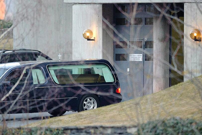 Trauer, Wut, Entsetzen: Nach dem schrecklichen Busunfall in der Schweiz mit 28 toten Menschen fallen sich Angehörige in die Arme, Freunde stellen Kerzen auf und besuchen Gottestdienste. Die Bilder