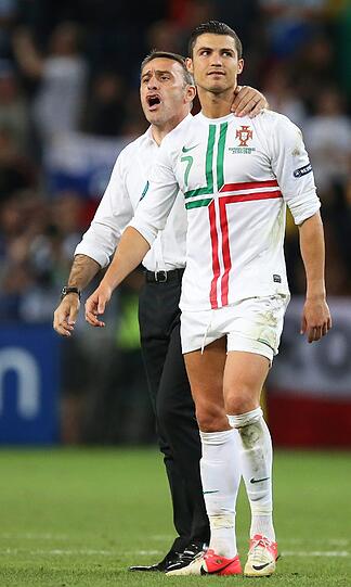 EM 2012: Halbfinalaus gegen Spanien. Wie bitter für Ronaldo - wieder gibt's keinen Titel mit Portugal. Diesmal scheiterte er im Elfmeterschießen an Spanien. Aber Cristiano hat nicht nur die Haare schön, keiner leidet so schön wie der Superstar von Real Madrid.
