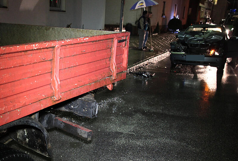 Trunkenheitsfahrt in Mühldorf am Inn: Ein BMW-Fahrer kracht auf einen parkenden Klein-Lkw. Die Bilder vom Unfallort