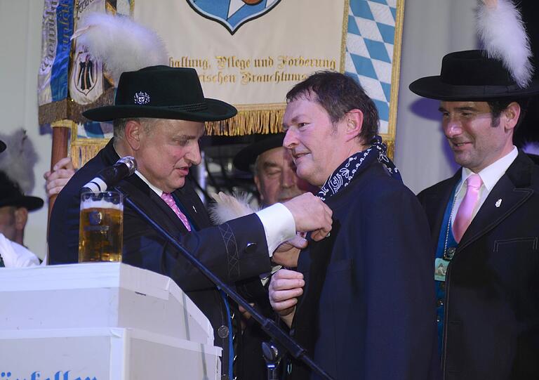 Filser-Chef Christian Schottenhamel verleiht dem Musiker Haindling die Filserwürde.
