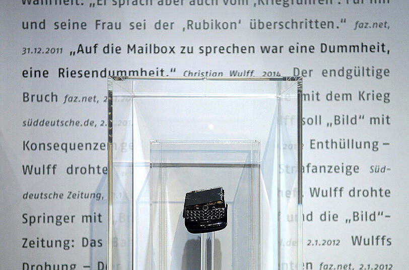 Das Mobiltelefon von Bild-Chefredakteur Diekmann, auf das der damalige Bundespräsident Wulff 2012 seine Nachricht sprach, ist jetzt in der neuen Sonderausstellung im Zeitgeschichtlichen Forum in Leipzig zu sehen.