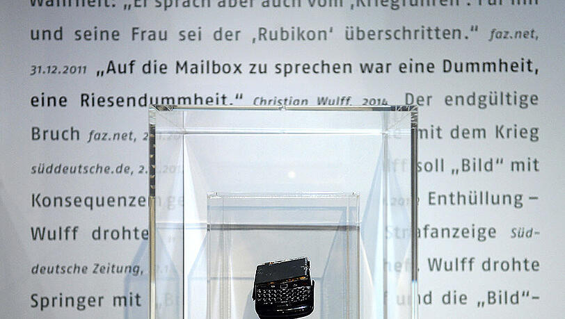 Das Mobiltelefon von Bild-Chefredakteur Diekmann, auf das der damalige Bundespräsident Wulff 2012 seine Nachricht sprach, ist jetzt in der neuen Sonderausstellung im Zeitgeschichtlichen Forum in Leipzig zu sehen. Das Mobiltelefon von Bild-Chefredakteur Diekmann, auf das der damalige Bundespräsident Wulff 2012 seine Nachricht sprach, ist jetzt in der neuen Sonderausstellung im Zeitgeschichtlichen Forum in Leipzig zu sehen.