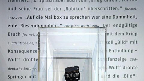 Das Mobiltelefon von Bild-Chefredakteur Diekmann, auf das der damalige Bundespräsident Wulff 2012 seine Nachricht sprach, ist jetzt in der neuen Sonderausstellung im Zeitgeschichtlichen Forum in Leipzig zu sehen.
