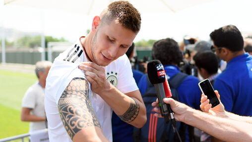 Süle präsentiert sein Maori-Tattoo. Süle präsentiert sein Maori-Tattoo.