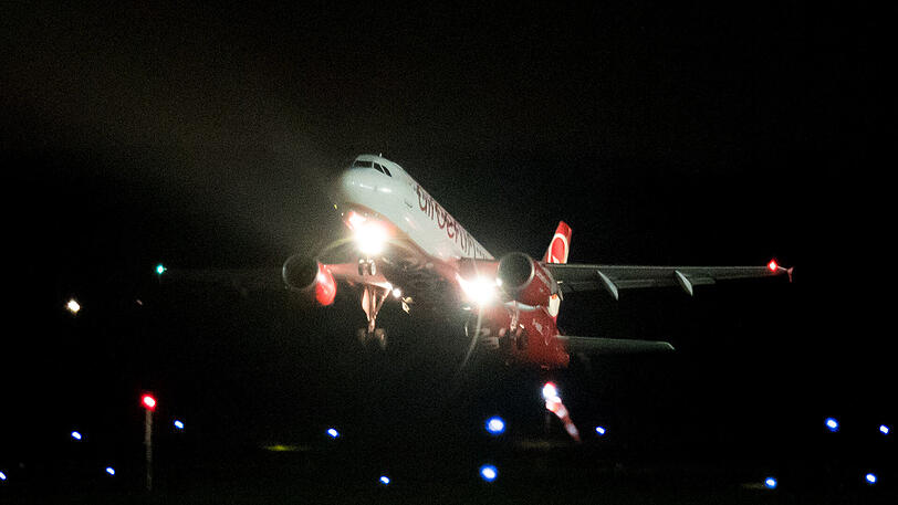 Der allerletzte Air-Berlin-Flug startete in Düsseldorf. Passagiere haben zum Abschied Schokolade bekommen, der Flieger eine Wasserdusche.