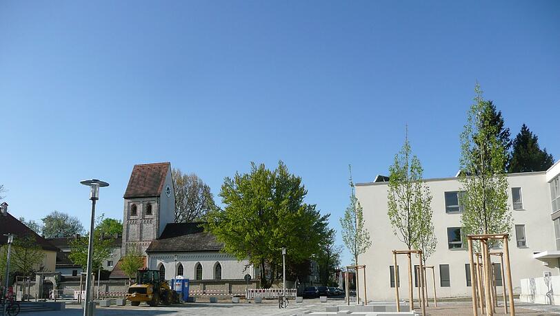 Der neue Platz vor der Nikolaus-Kirche. Der neue Platz vor der Nikolaus-Kirche.