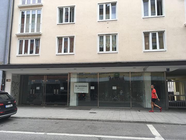 Der alte Schuhladen in der Weißenburger Straße steht leer. Für 9200 Euro kalt kann man ihn haben.