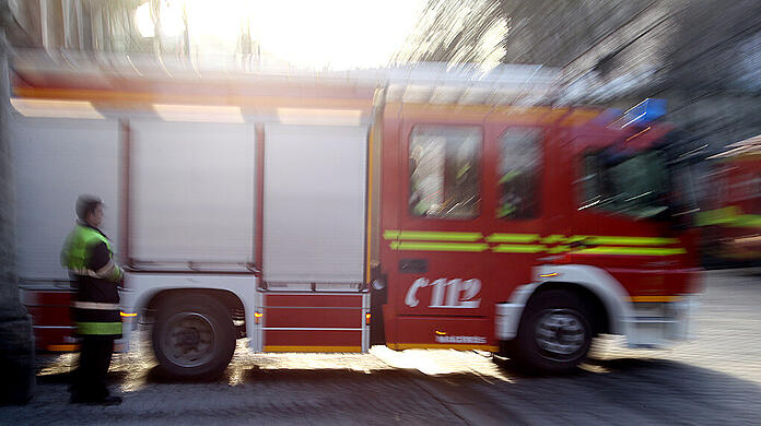 Der Gasgrill steckte die Terrasse in Brand.