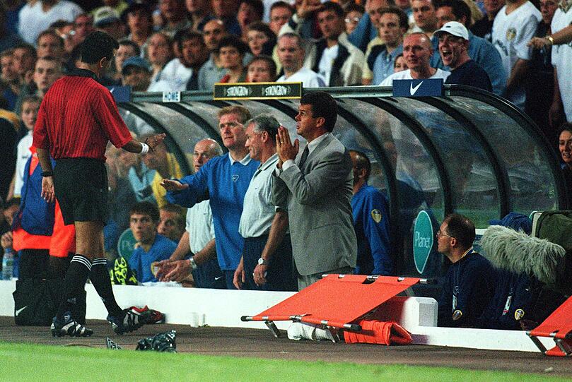Schiedsrichter Costas Kapitanis (l) schickte insgesamt drei Spieler vom Platz. Leeds Trainer David O&rsquo;Leary (r) im Gespräch mit dem Unparteiischen.