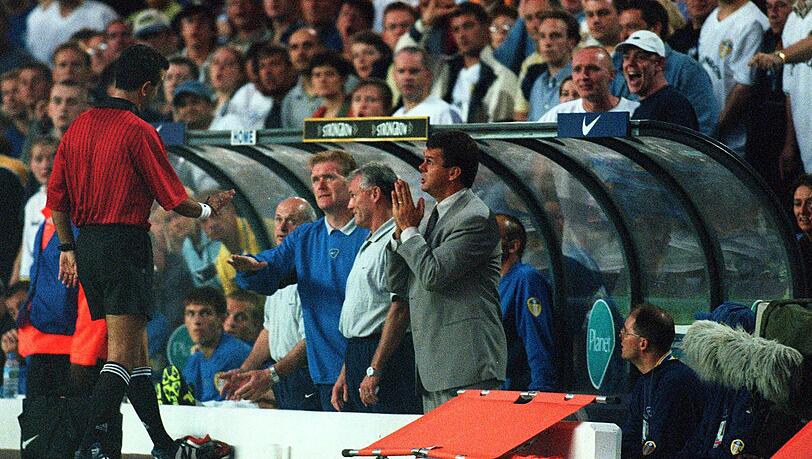 Schiedsrichter Costas Kapitanis (l) schickte insgesamt drei Spieler vom Platz. Leeds Trainer David O’Leary (r) im Gespräch mit dem Unparteiischen. Schiedsrichter Costas Kapitanis (l) schickte insgesamt drei Spieler vom Platz. Leeds Trainer David O’Leary (r) im Gespräch mit dem Unparteiischen.