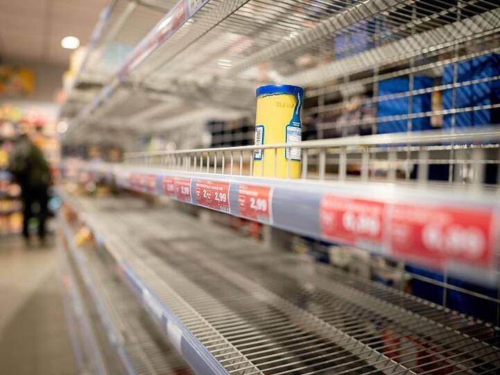 Viele Kunden erleben das zurzeit: leere Regale in den Supermärkten. Die Lebensmittelbranche betont aber, dass die Warenversorgung trotz der erheblich gestiegenen Nachfrage gesichert sei.
