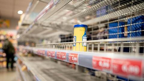 Viele Kunden erleben das zurzeit: leere Regale in den Supermärkten. Die Lebensmittelbranche betont aber, dass die Warenversorgung trotz der erheblich gestiegenen Nachfrage gesichert sei.