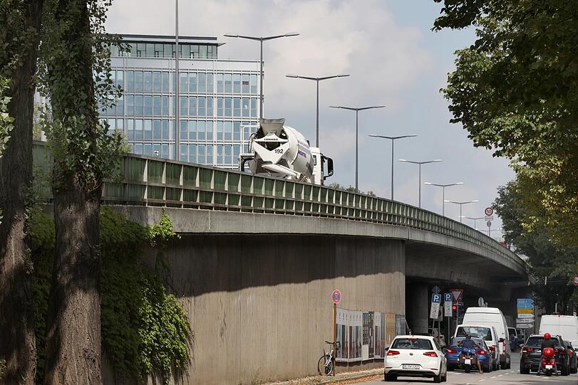 Auch das ist die Landshuter Allee: Die Brücke über die Dachauer Straße führt geradewegs zum Olympiapark.